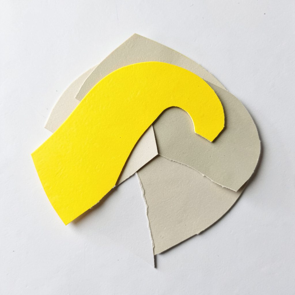 Décor en papier découpé représentant un gymnase et un stage sportif, tons bleu, jaune et crème.