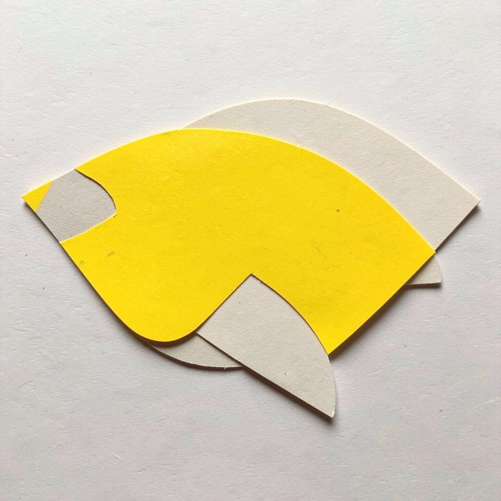 Illustration en papier découpé d'un maillot de hockey jaune et bleu posé à plat, ambiance club.